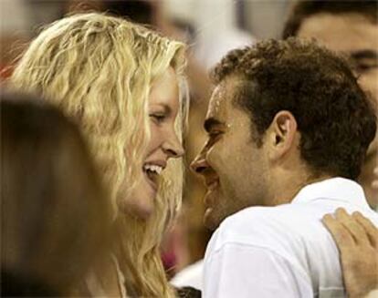 Sampras celebra con su mujer su victoria.