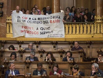 Los vecinos y médicos del CAP del Raval, durante la votación en el pleno.