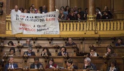 Los vecinos y médicos del CAP del Raval, durante la votación en el pleno.