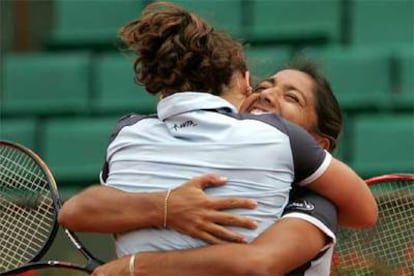 Virginia Ruano (izqda.) se abraza a su compañera Paola Suárez al anotar el punto definitivo en la final de dobles femenina de Roland Garros.