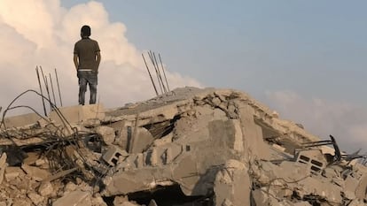 Un palestino sobre los escombros de un edificio bombardeado, en el documental 'No Other Land'.