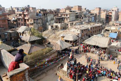 Bhaktapur, con 329 muertos y 28.000 casas derrumbadas, fue el cuarto distrito más afectado por el terremoto. A pesar de estar a menos de 30 minutos en transporte de la capital, muchos edificios de esta ciudad siguen en ruinas.