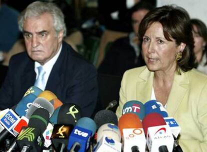 Consuelo Crespo, presidenta de Unicef, y Enrique Múgica, Defensor del Pueblo, ayer en Madrid.