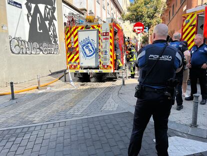 Efectivos de la Policía Municipal y de los bomberos, en el lugar del incendio.