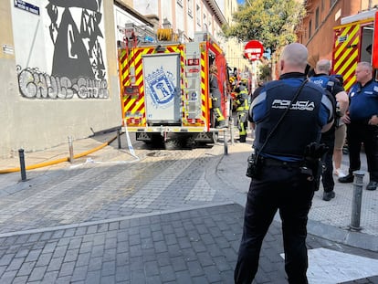 Efectivos de la Policía Municipal y de los bomberos, en el lugar del incendio.