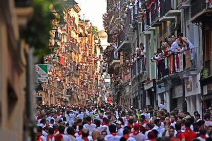 Cinco personas han sido trasladadas al Hospital Universitario de Navarra (HUN) tras su participación en el primer encierro de las fiestas de San Fermín 2022, todas por contusiones y golpes tras sufrir caídas durante la carrera.