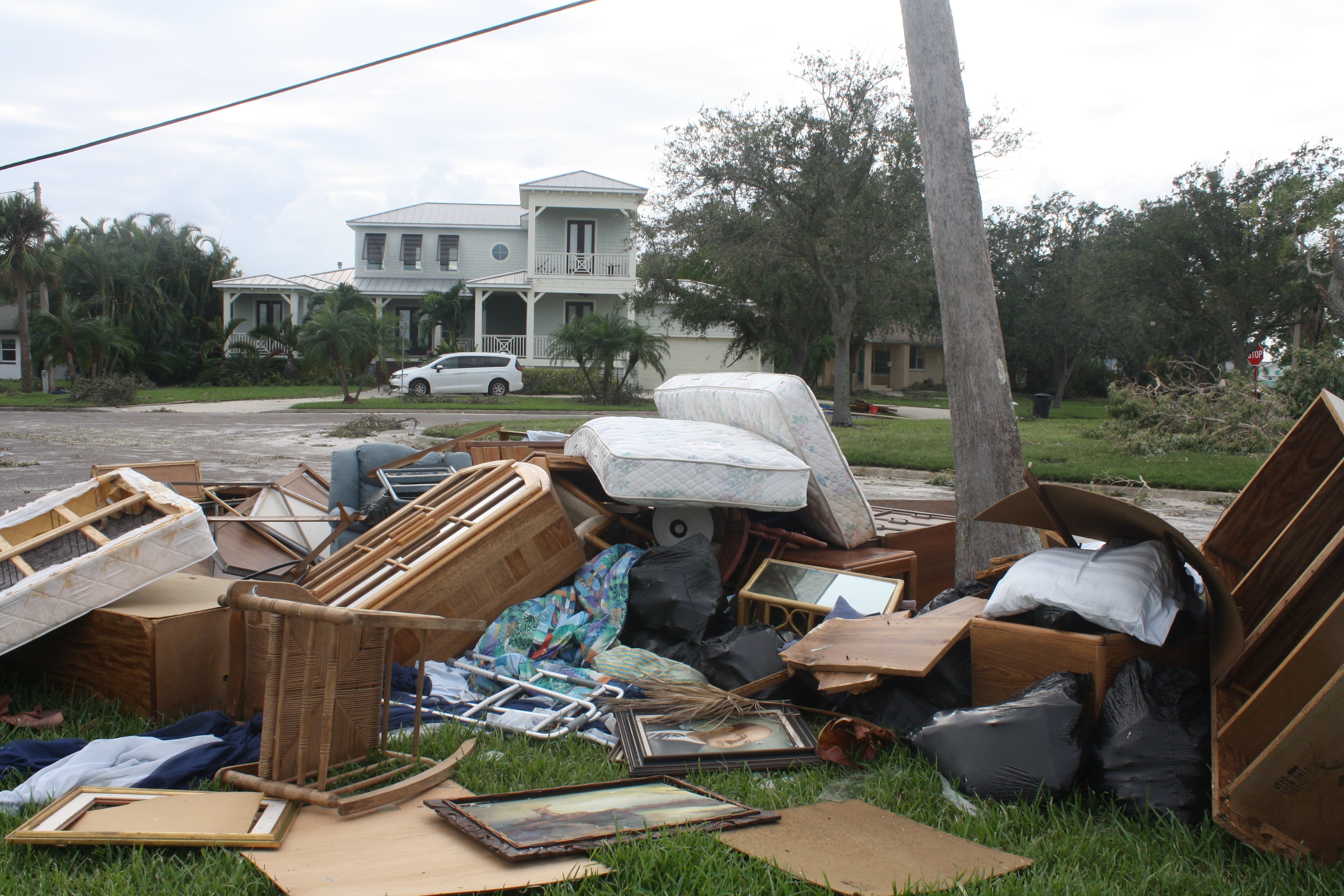 Daños y escombros en la ciudad de St. Petersburg, Florida, tras el paso de los huracanes 'Helene' y 'Milton'.