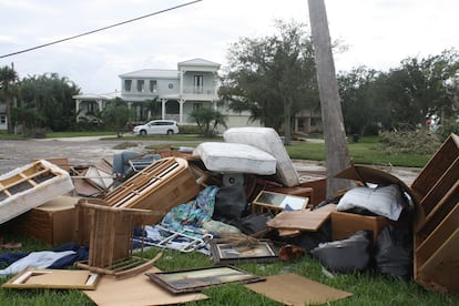 Daños y escombros en la ciudad de St. Petersburg, Florida, tras el paso de los huracanes 'Helene' y 'Milton'.