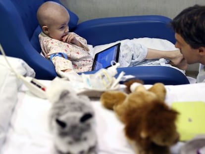 Ekaitz juega con la aplicación 'Trasplante de médula' en su habitación del Hospital Infantil Niño Jesús de Madrid.