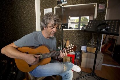 Josete Ordoñez, músico, en su estudio de grabación en Olmeda de las Fuentes.