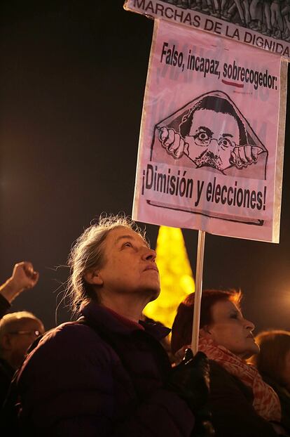 Una mujer sostiene una pancarta en la concentración final en la Puerta del Sol de Madrid. La jornada reivindicativa de las Marchas de la Dignidad del 29 de noviembre ha terminado sin incidentes, pero con un gran despliegue de la policía.