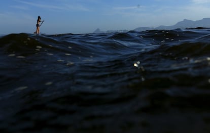 Una chica practica surf paddel en las aguas del océano Atlántico cerca de Río de Janeiro (Brasil), el 10 de enero de 2016.