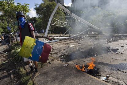 Manifestantes opositores bloquean una calle en rechazo a las elecciones de la Asamblea Nacional Constituyente en Caracas.
