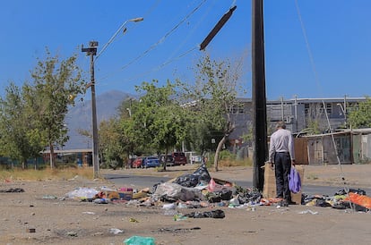 Un hombre busca entre la basura en Puente Alto, Santiago de Chile, el 16 de diciembre de 2021.