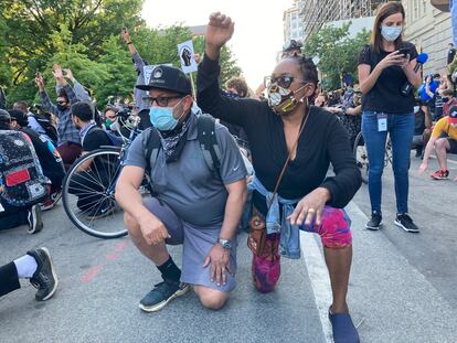 Sabiyha Prince y su marido, Steven, se arrodillan para protestar en una calle de Washington.