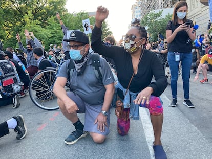 Sabiyha Prince y su marido, Steven, se arrodillan para protestar en una calle de Washington.