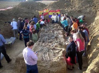 Familiares y expertos rodean la fosa de Santoyo, Palencia, en la que se han encontrado los cuerpos de 25 hombres de entre 16 y 72 años.