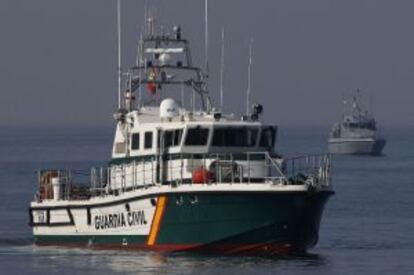 Una patrullera de la Guardia Civil escolta a pescadores gibraltare&ntilde;os el pasado mayo.