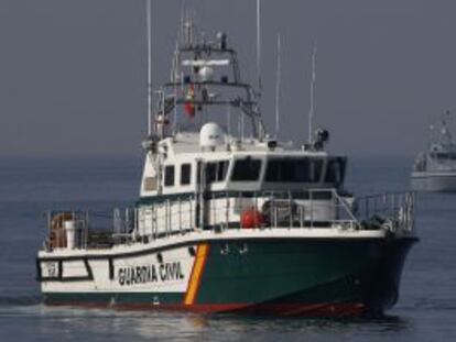 Una patrullera de la Guardia Civil escolta a pescadores gibraltare&ntilde;os el pasado mayo.