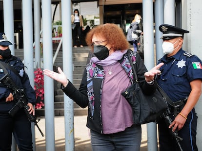 Julia Tagüeña, investigadora del Conacyt, sale de las instalaciones de la FEMDO, tras ser acusada de desvío de recursos del erario público, el 7 de octubre de 2021.