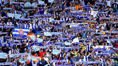 L'afició de l'Espanyol en el derbi contra el Barcelona.