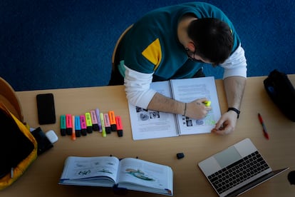 Un estudiante, en una biblioteca de la Universidad Autónoma de Barcelona, este jueves.