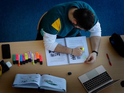 Un estudiante, en una biblioteca de la Universidad Autónoma de Barcelona, este jueves.