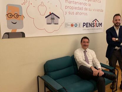 David Igual (de pie) y Miquel Perdiguer (sentado), CEO y co-fundador de Pensium.