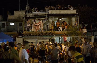 El público ha seguido la actuación desde todos los puntos posibles. En esta imagen, una casa de un barrio próximo a la ciudad deportiva de la capital cubana.