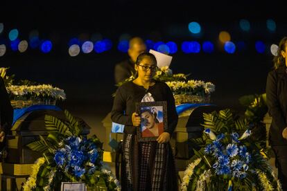 Los familiares de las víctimas estallaron en llanto al recibir los cuerpos de sus seres queridos. En la imagen, una joven sostiene la imagen de uno de los migrantes que fallecieron en el incendio en Ciudad Juárez. 
