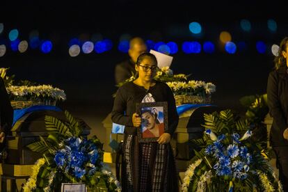 Los familiares de las víctimas estallaron en llanto al recibir los cuerpos de sus seres queridos. En la imagen, una joven sostiene la imagen de uno de los migrantes que fallecieron en el incendio en Ciudad Juárez.