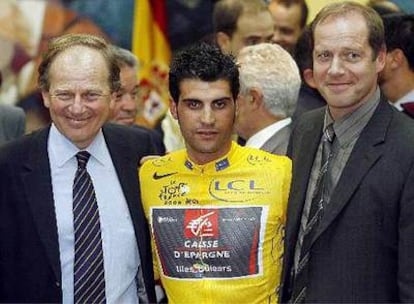 Pereiro posa junto a Prudhomme y Patrice Clerc tras recibir el maillot amarillo