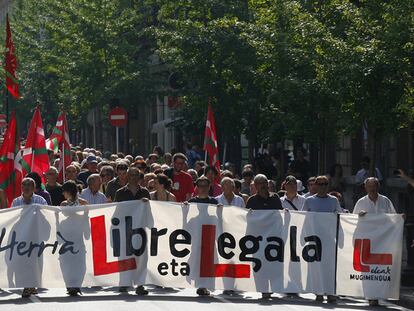 Cabeza de la manifestación de la izquierda <i>abertzale</i> ayer en San Sebastián.