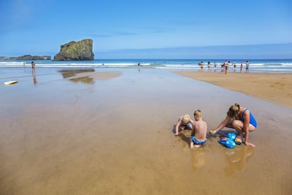 Varios niños juegan en la playa de San Martín.