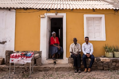 En Rua Banana, Carlos Santos, jefe del gabinete del alcalde, charla con el matrimonio Joao Somes y Talvina Monteiro. Reconocen que este día somos los primeros turistas que paran en su puesto de artesanía. "Esta es una ciudad tan bella como vieja", dice Somes, haciendo un juego de palabras entre los términos en portugués 'bela' y 'velha'. Pero se está modernizando. Esta es una de las dos ciudades caboverdianas pioneras, junto a Praia, en adherirse al Pacto de los Alcaldes en África Subsahariana, un programa cofinanciado por la Unión Europea e implementado conjuntamente por la Cooperación Española y los gobiernos locales para promover la eficiencia energética.
