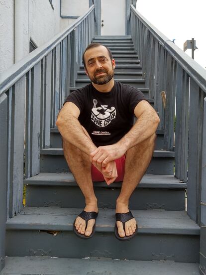 Daniel Herrera en la escalera de su casa.