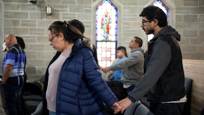 Miembros de la comunidad migrante en la iglesia  Starting Point en Chicago, Illinois este 26 de enero.