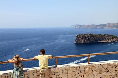 Vista de la isla de Ambolo, en la costa de Xàbia, cerca del cabo de
La Nao.