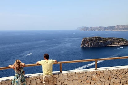 Vista de la isla de Ambolo, en la costa de X&agrave;bia, cerca del cabo de
 La Nao. 