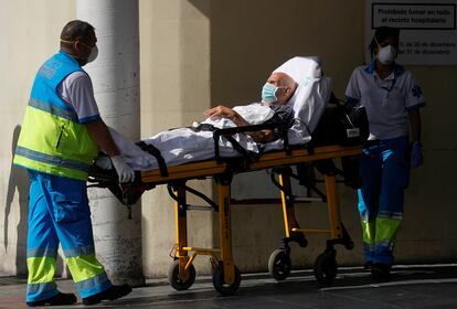 Dos trabajadores sanitarios trasladan el pasado viernes a un paciente al hospital 12 de Octubre de Madrid.