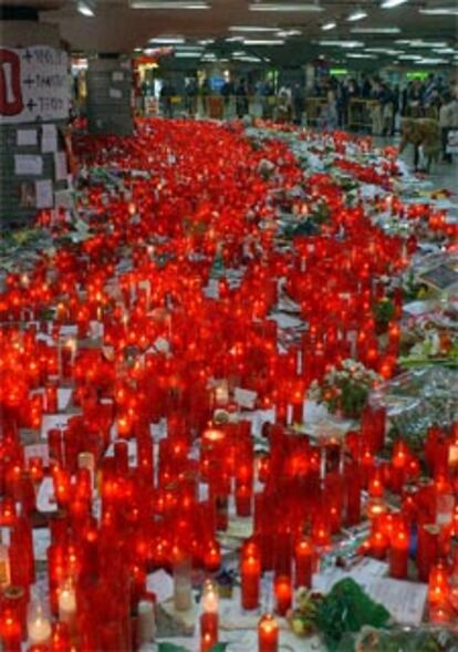 Una multitud de velas, flores y mensajes escritos recuerdan en Atocha a las víctimas de los atentados.