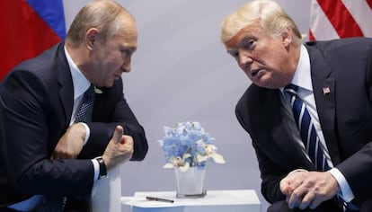 Donald Trump y Vladimir Putin durante una reuni&oacute;n mantenida en la cumbre del G20 en Hamburgo (Alemania).