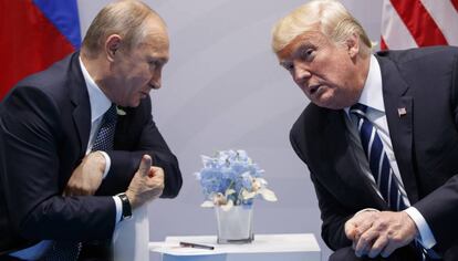 Donald Trump y Vladimir Putin durante una reunión mantenida en la cumbre del G20 en Hamburgo (Alemania).