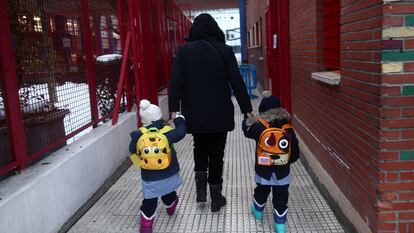 Dos alumnos llegan al colegio Arcangel Rafael, en Madrid, el 20 de enero.