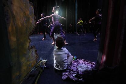 EL HIJO DE UNA BAILARINA DEL BALLET DE SAN PETESBURGO, OBSERVA EL TRABAJO DE SU MADRE EN EL ENSAYO DEL TEATRO GRAN VIA DE MADRID