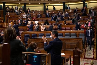 Pedro Sánchez de espaldas aplaude durante el intento de moción de censura de Vox el pasado día 22.