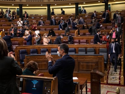 Pedro Sánchez de espaldas aplaude durante el intento de moción de censura de Vox el pasado día 22.