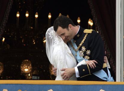 22 de mayo de 2014. Enlace matrimonial del Príncipe de Asturias, Felipe de Borbón, con Letizia Ortiz Rocasolano. Los novios se abrazan en el balcón principal del Palacio Real de Madrid, desde donde saludaron al final de su paseo por la ciudad.