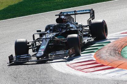 El piloto de Mercedes Lewis Hamilton, durante la jornada clasificatoria del Gran Premio de Italia de Fórmula 1, en la que ha hecho con la pole.