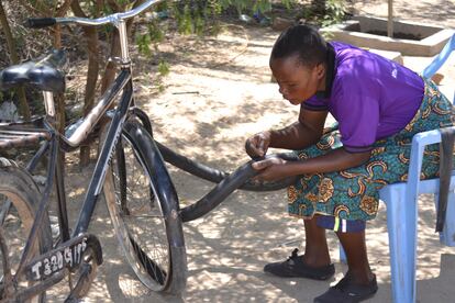 Una de las mujeres de Msitu Wa Tembo vigilan y reparan las bicicletas del negocio de alquiler, que se ha convertido en una reseñable forma de ingresos para su comunidad.